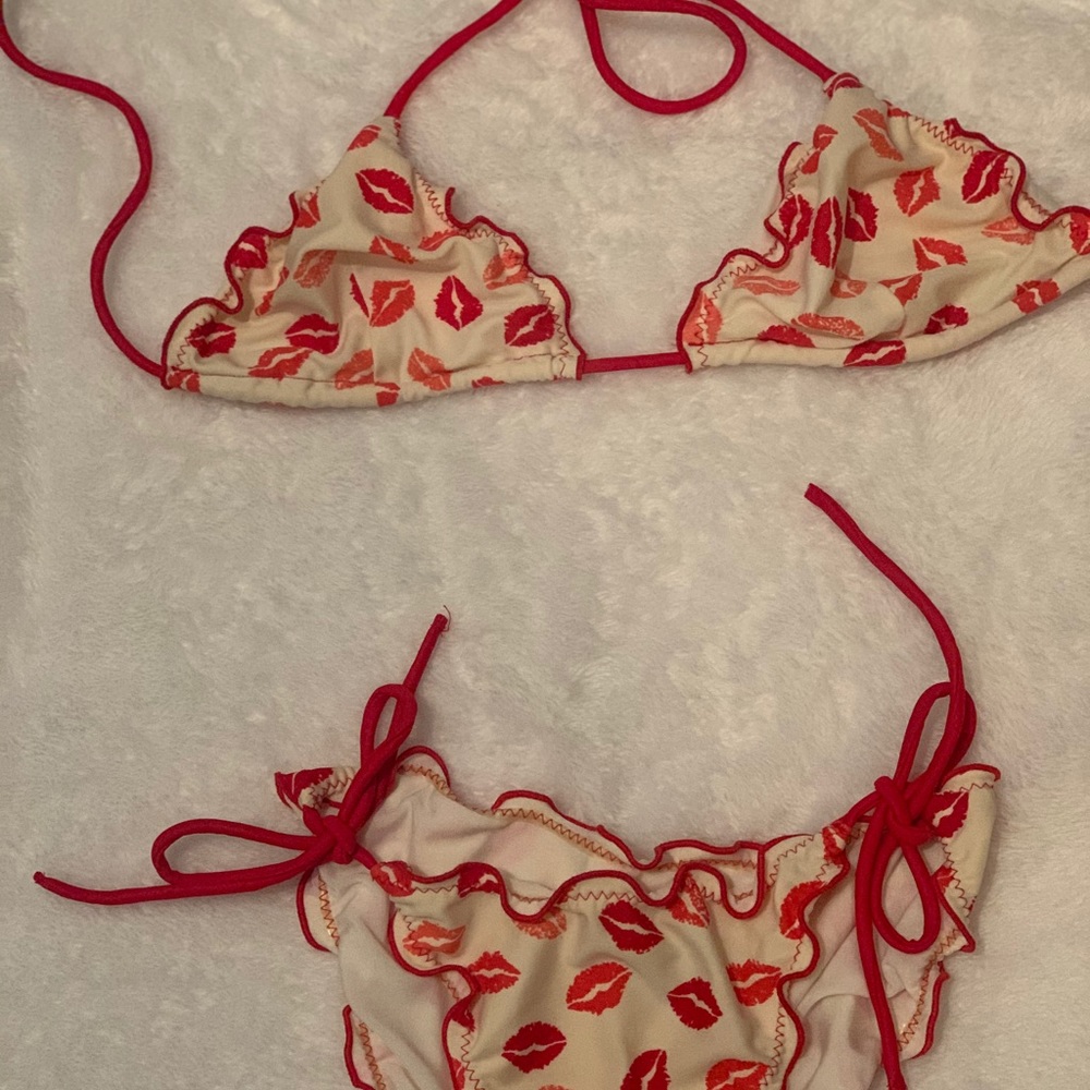 Kisses all over bikini 👙